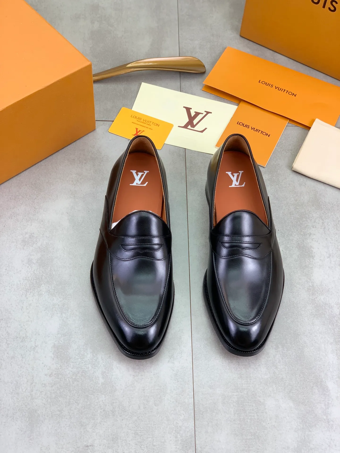 Factory price P1060 💎💎💎 L Home (genuine leather outsole series) [Louis* Denweis] - LV men's business casual leather shoes, luxurious and noble 👞All imported original cowhide, just to create a more comfortable wearing experience, upper: original high-end calfskin ➕Imported soft cowhide lining, original handmade genuine leather outsole ✔️ Color: black brown optional Size: 38-44 (45 46 can be customized (non-returnable)
